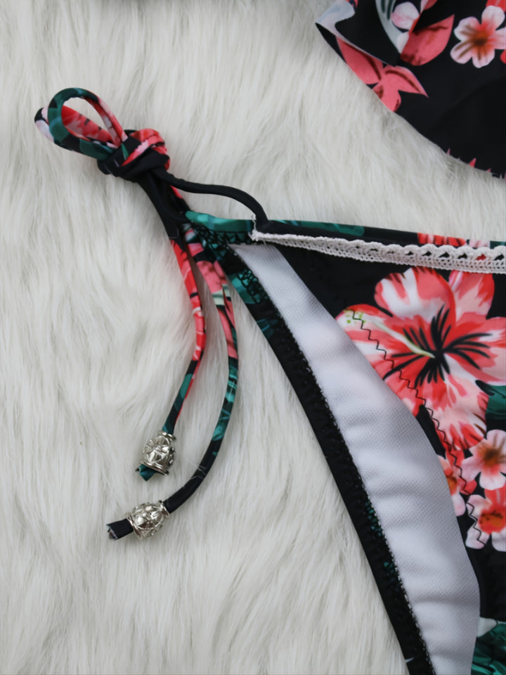 Bikini due pezzi floreali con dettagli in pizzo