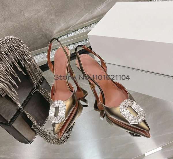 Eleganti décolleté con tacco alto e cinturino posteriore in cristallo