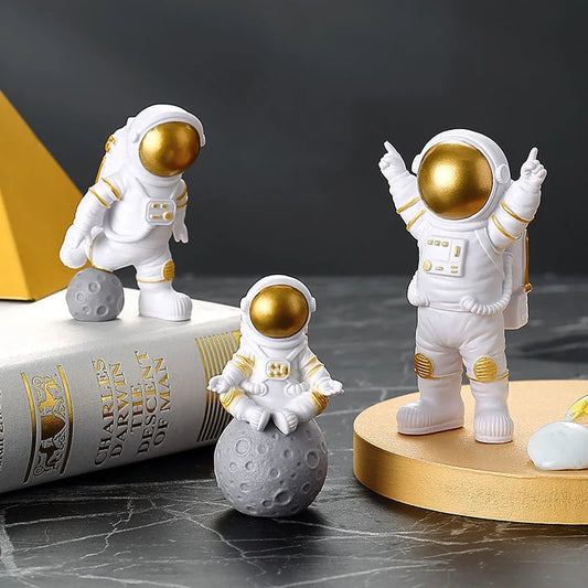 Resin Statues Sculpture Nordic Astronaut Figurine desk Modern Home Decoration Desk Accessories Cute Room Decor Living Room Decor 