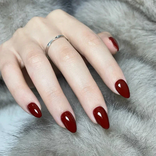 24 pezzi di nail art di alta qualità, di colore rosso vino, adatti per l'uso quotidiano di donne e ragazze.