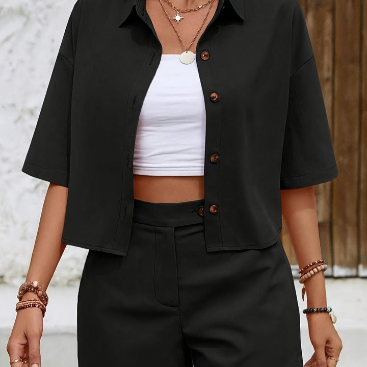Completo da donna alla moda con maglietta a maniche corte e pantaloncini